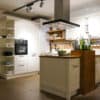 L-Küche Landhausstil mit Holzfronten weiß