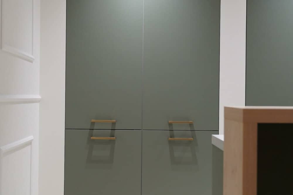 Lack grüner Wandschrank mit Gold Griffen