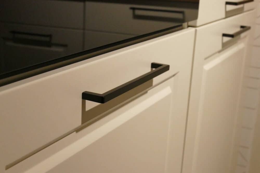 Landhausküche Griffe L-Form