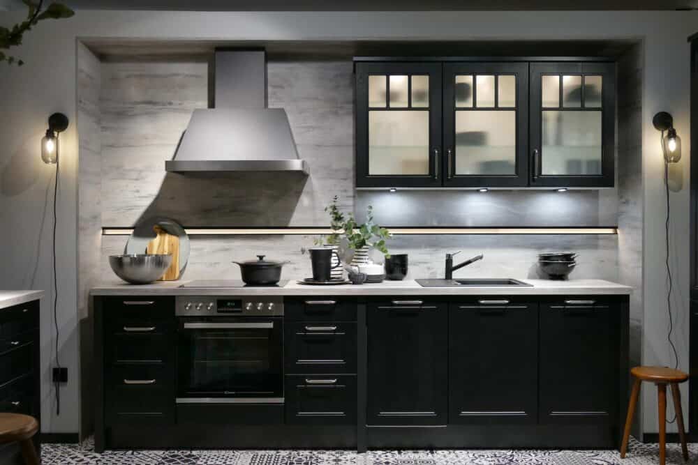 Landhausküche Küchenzeile schwarz modern