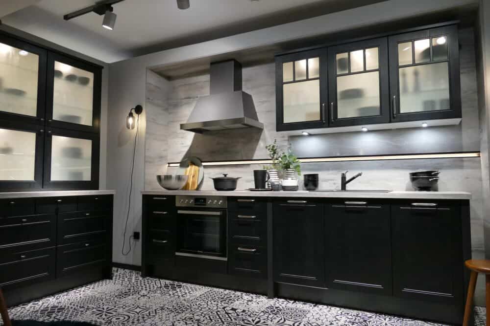 Landhausküche schwarz modern