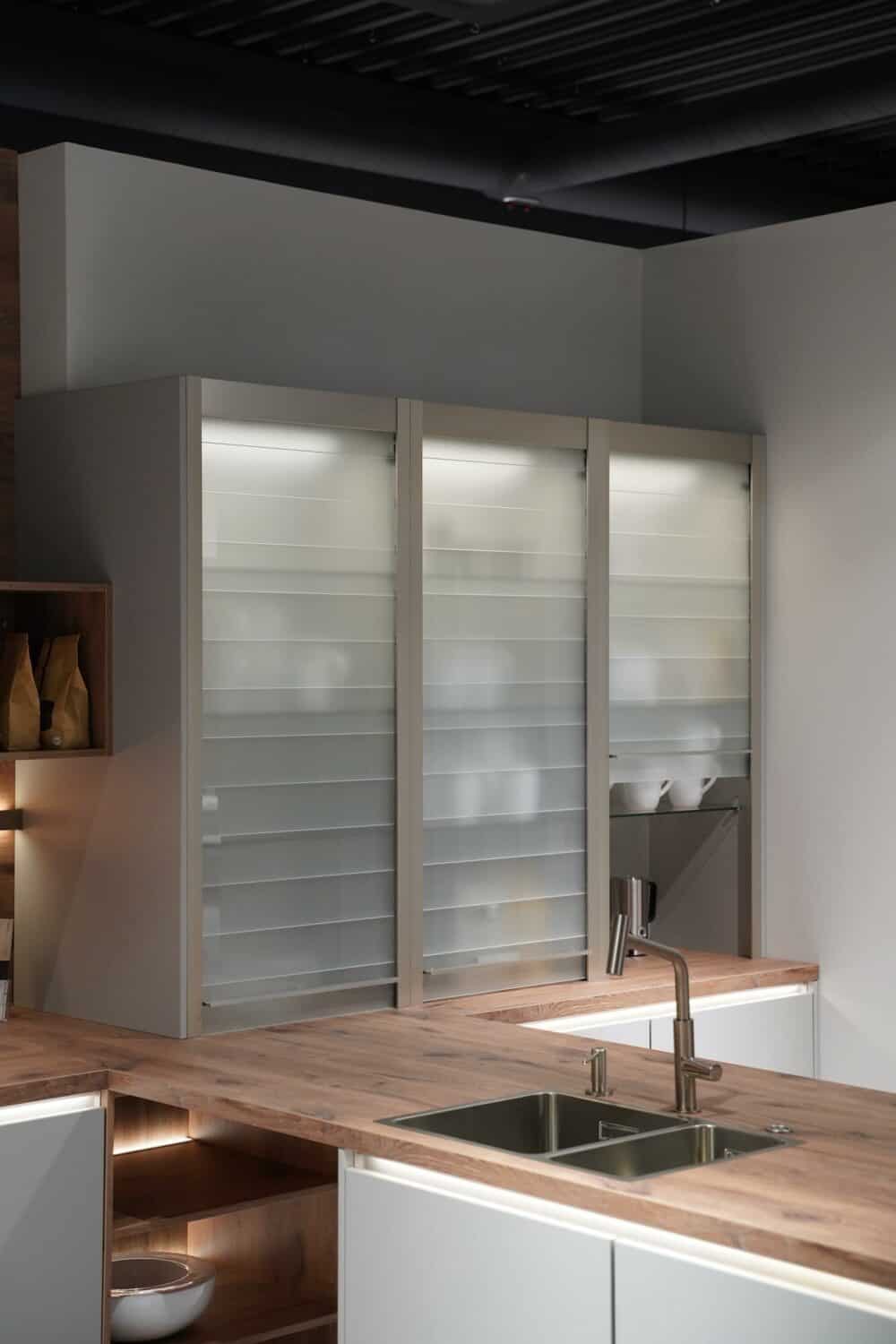 Matt Glas Jalousien Nobilia Designküche grifflos