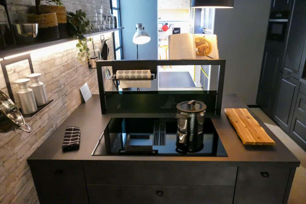 Moderne Kücheninsel mit Induktionskochfeld und Kochfeldabzug