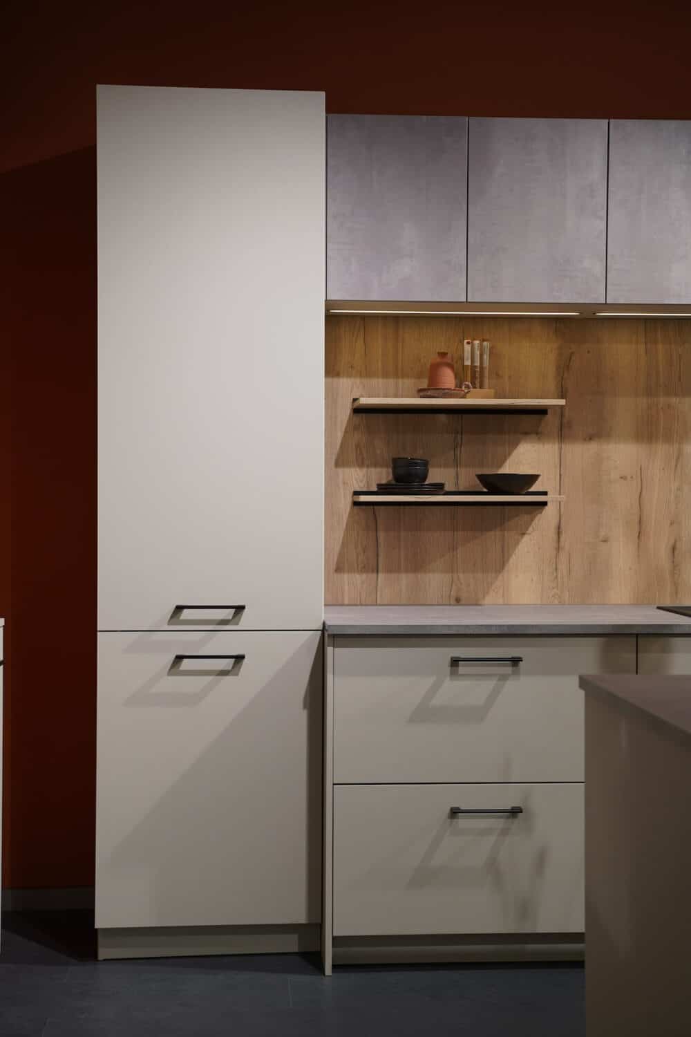 Moderne Küchenzeile matt Lack weiß mit Holz Rückwand