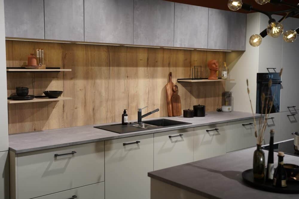 Moderne Küchenzeile mit Beton Arbeitsplatte Smart Lack