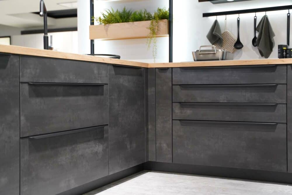 Moderne U-Küche schwarbeton mit schwarzen Griffleisten