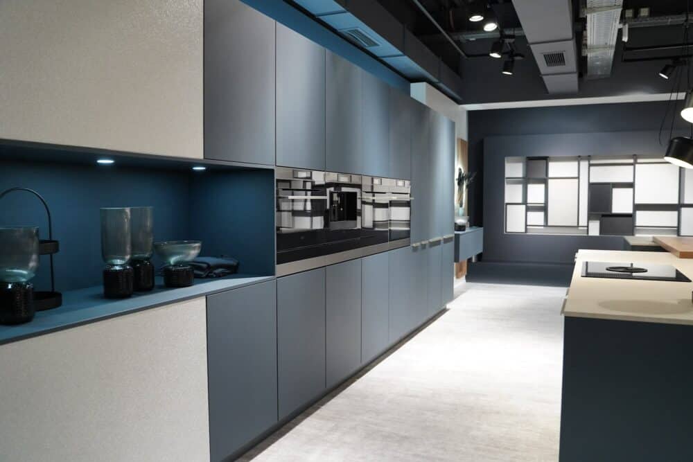Nobilia Design Inselküche Fjordblau mit Griffleisten