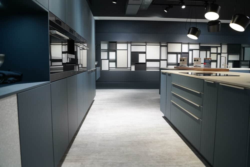 Nobilia Design Inselküche mit Edelstahl Griffleisten