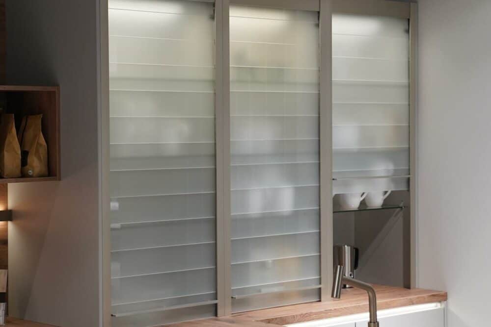 Nobilia Design Küche mit matt Glas Jalousien