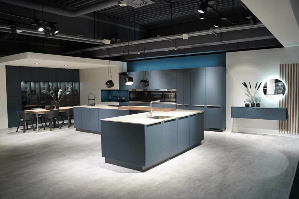 Nobilia Designküche mit Kücheninsel blau matt