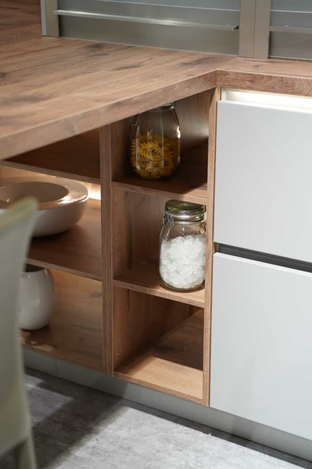 Nobilia Designküche mit offenem Holz Regal