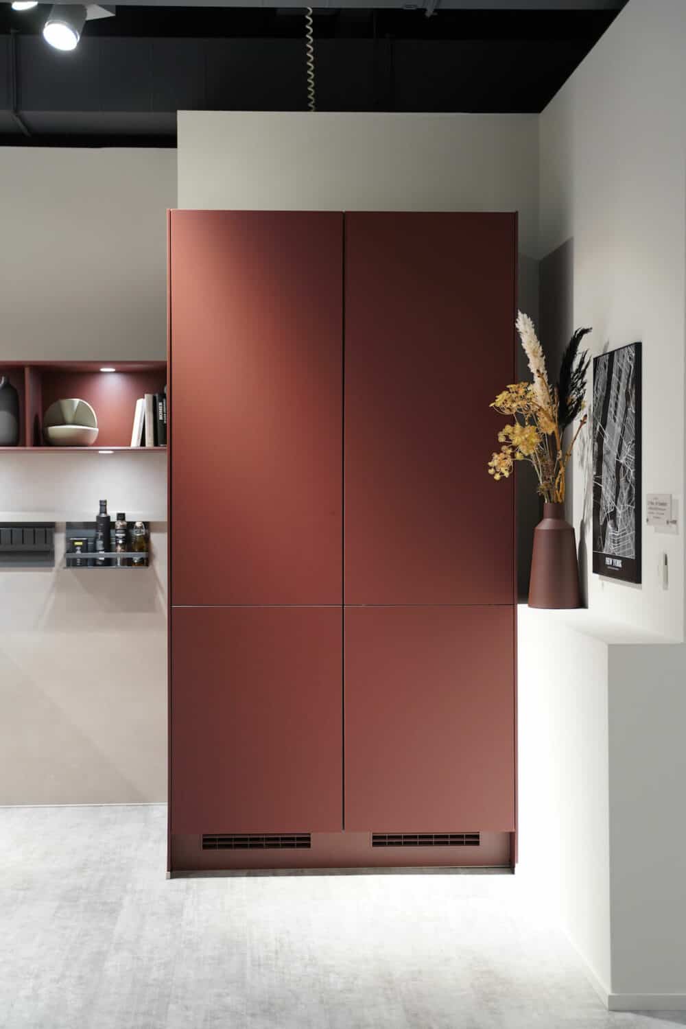 Nobilia Designküche roter Wandschrank grifflos