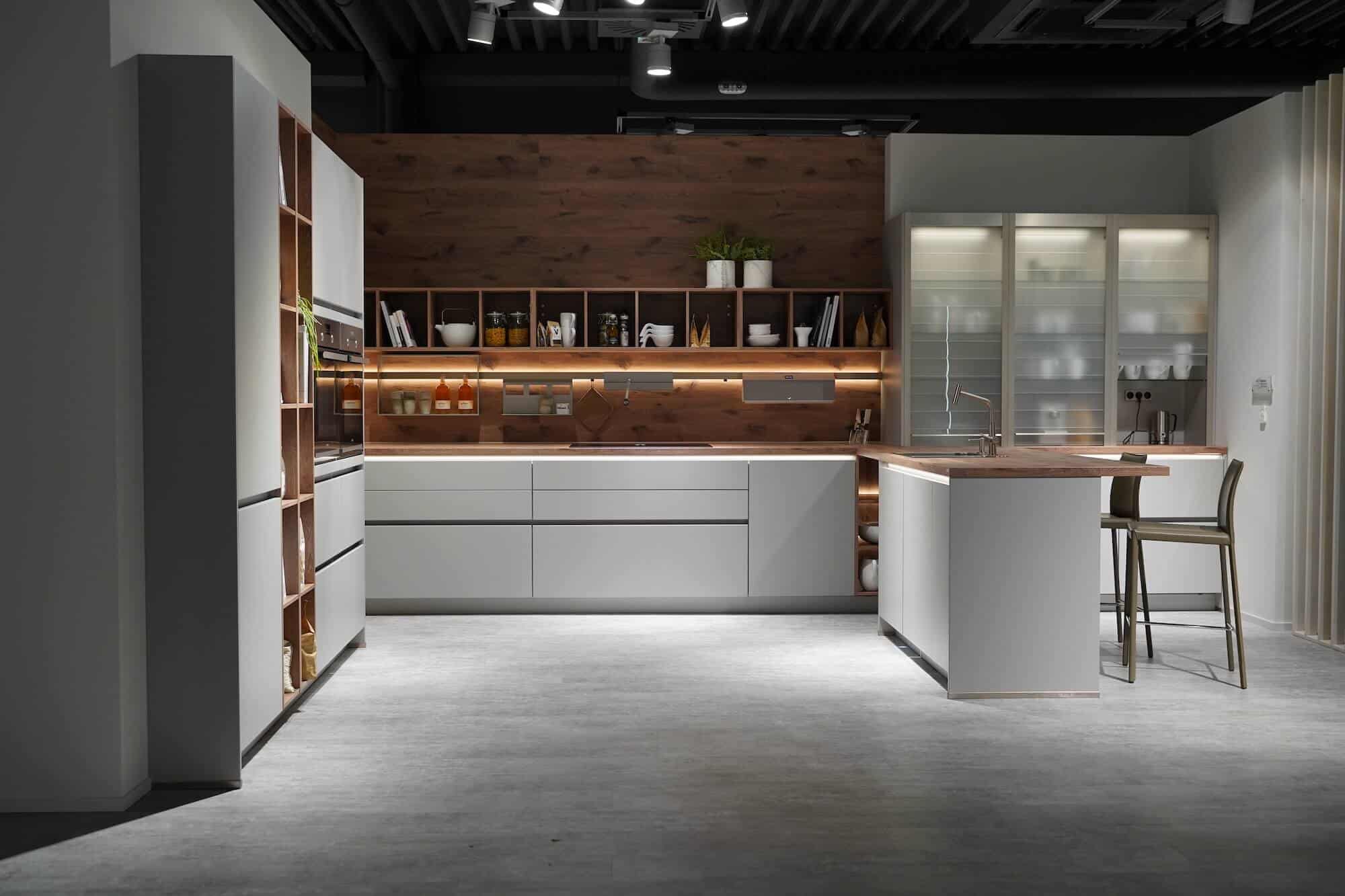 Nobilia Design Küche mit Halbinsel Lack matt - Graue Küchen kaufen