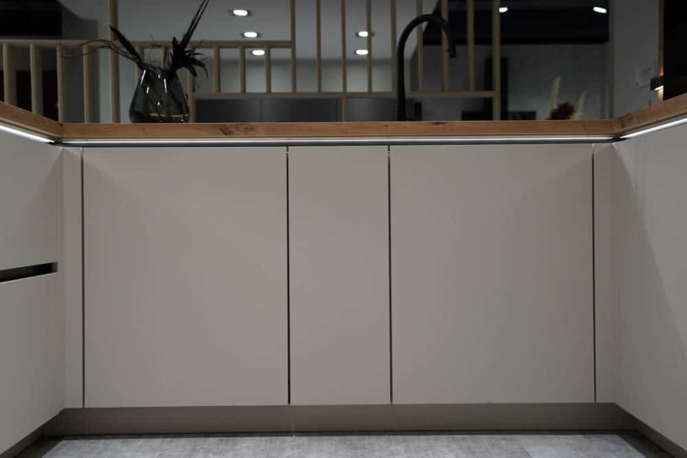 Nobilia G-Küche grifflos mit Griffmulden Sand Lack