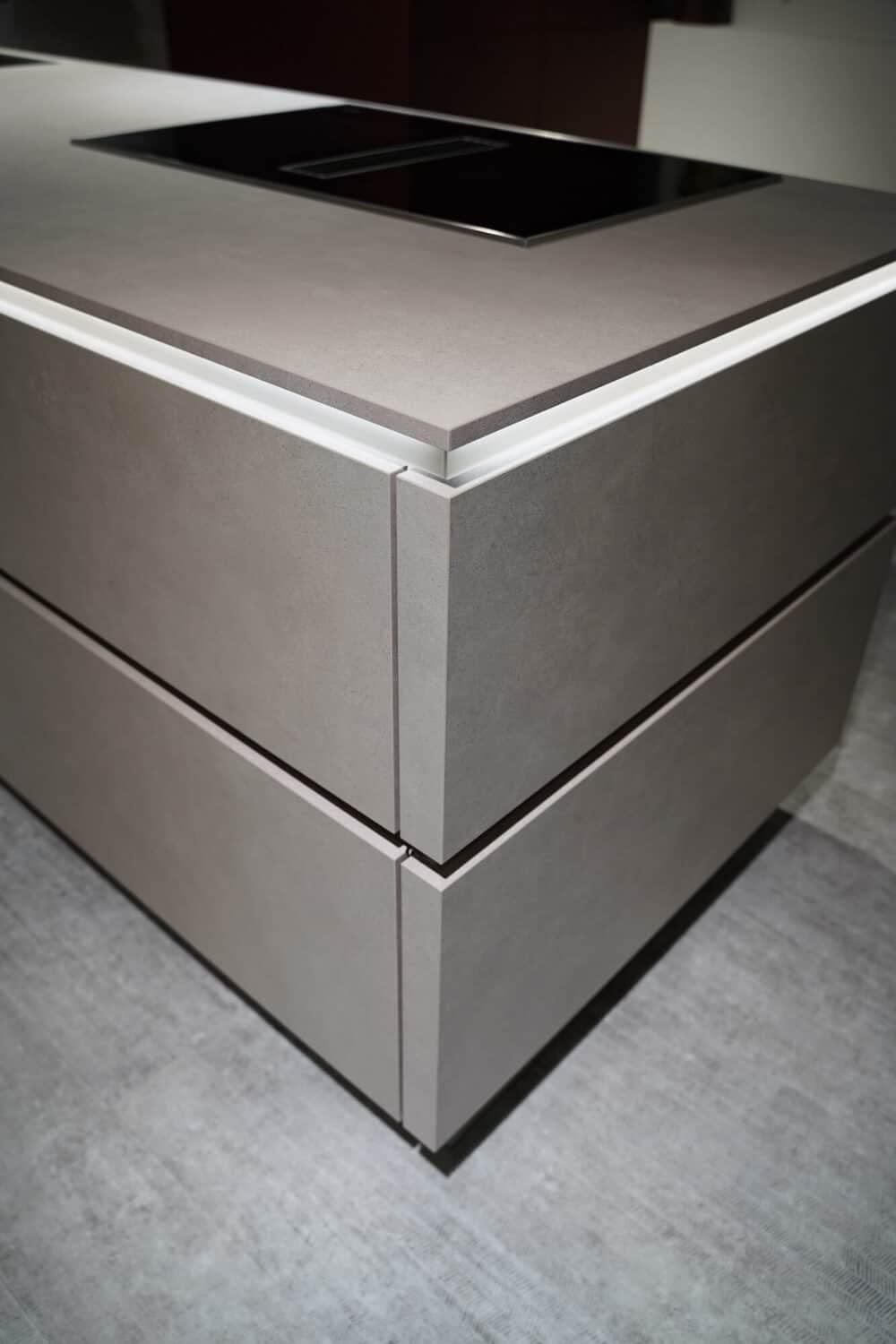Nobilia Inselküche Beton grifflos mit Griffmulden