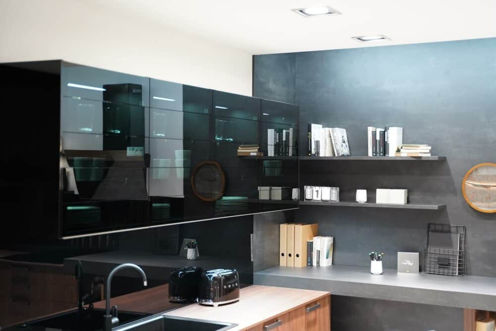 Nobilia Küchenzeilen Nussbaum mit Glas Oberschränken