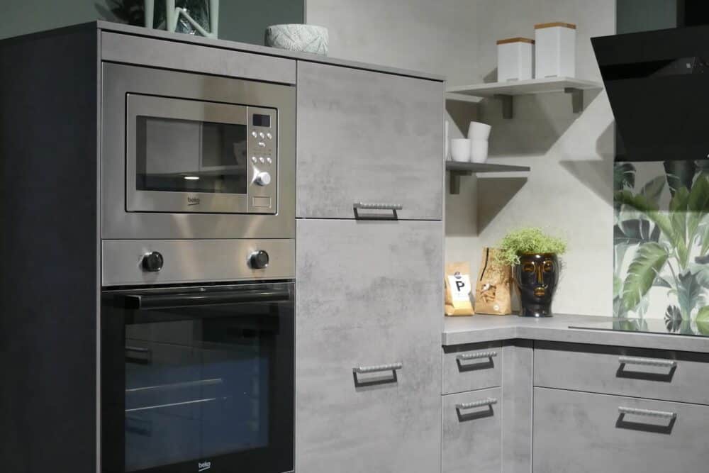 Nobilia L-Küche Beton grau mit Elektrogeräten