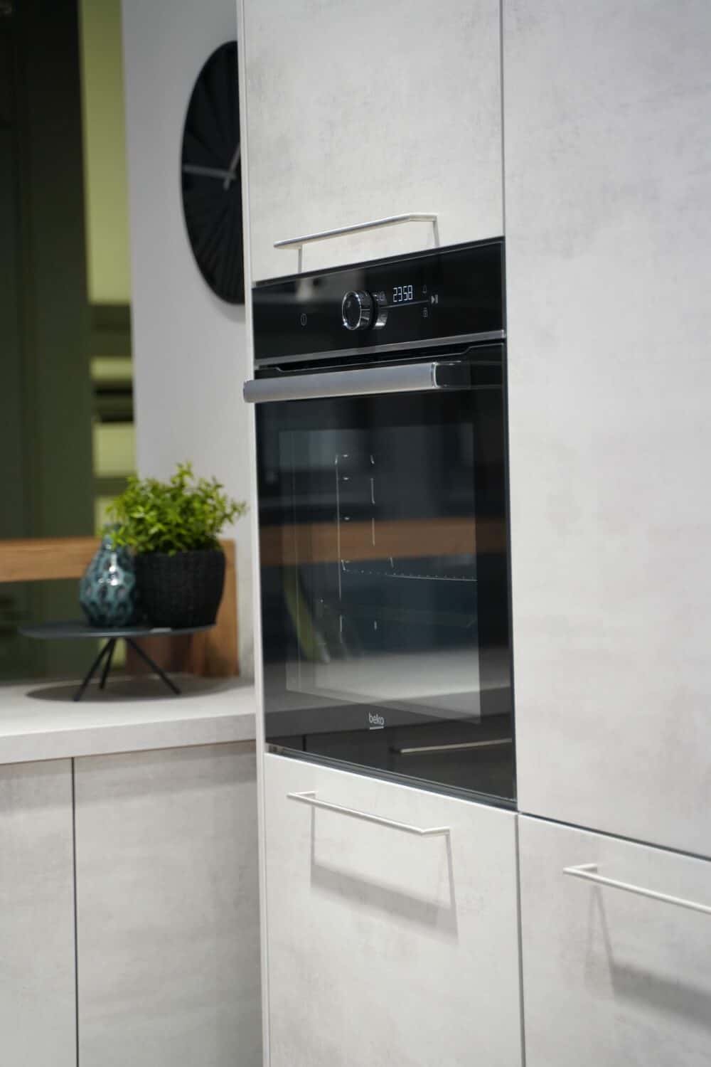 Nobilia U-Küche Beton mit Elektrogeräten