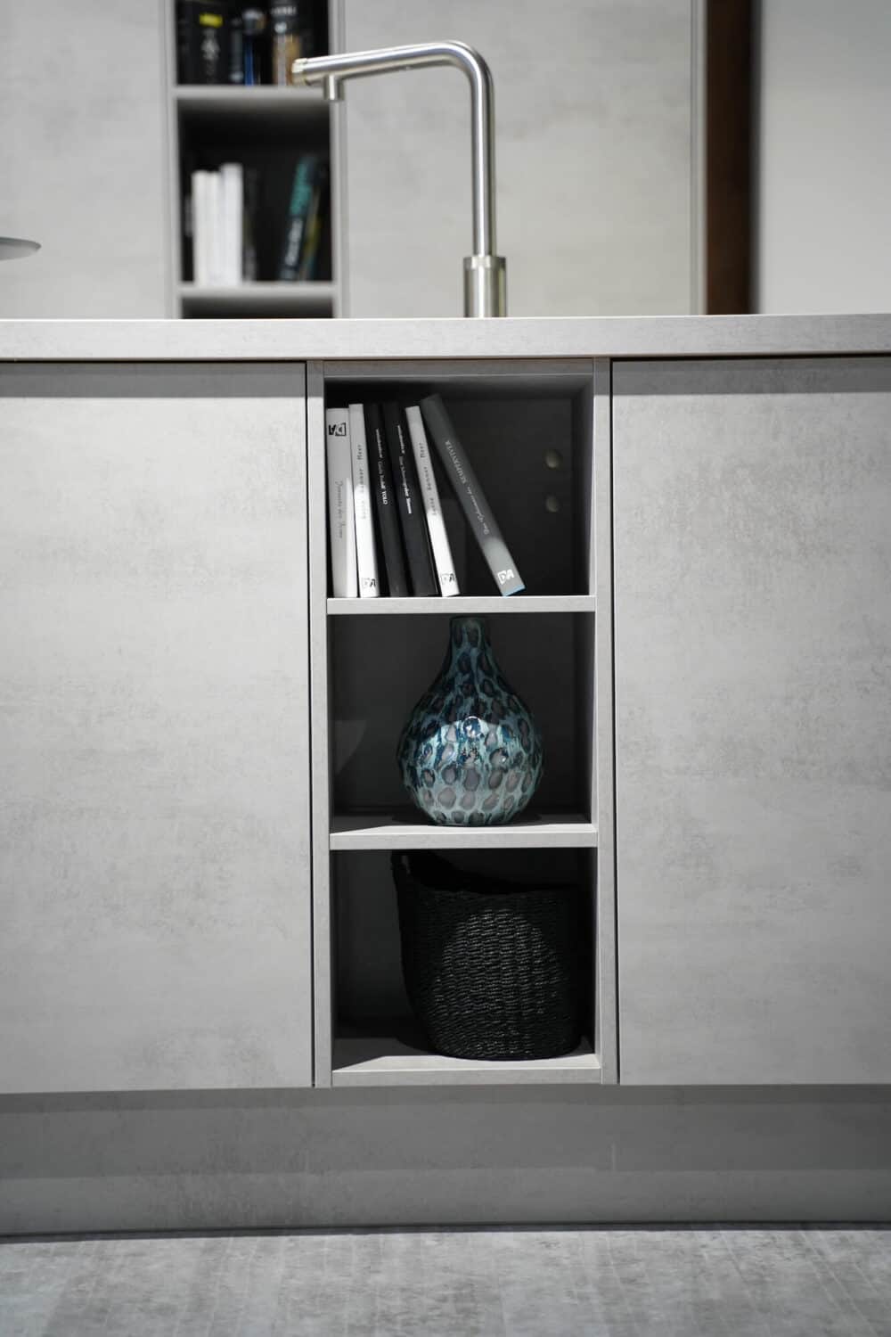 Nobilia U-Küche Beton steingrau mit offenem Wandschrank