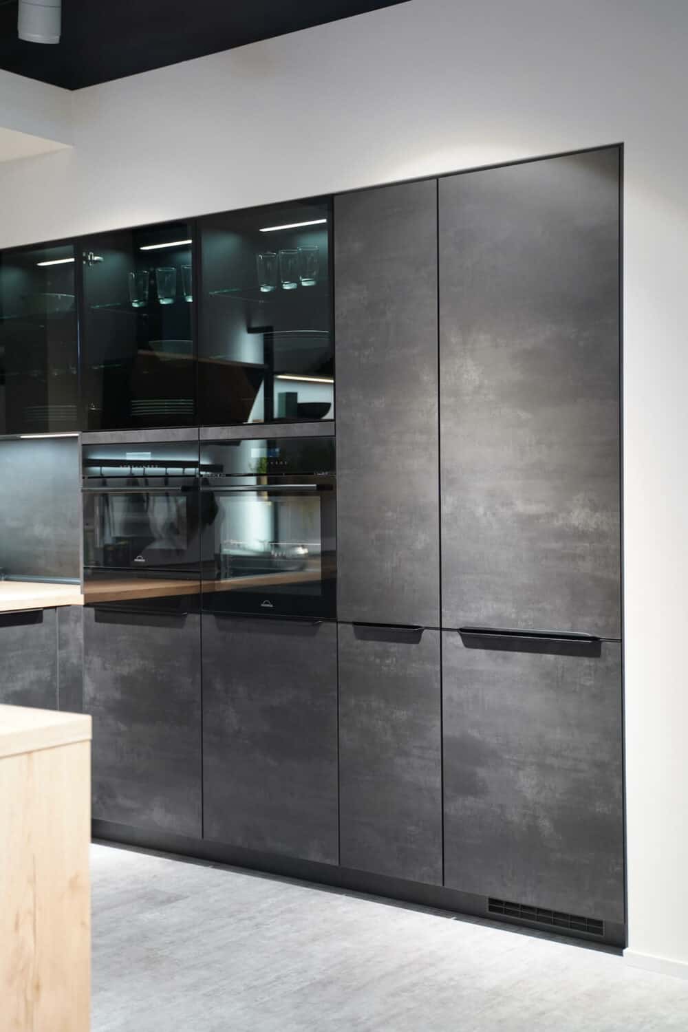 Nobilia U-Küche Wandschrank schwarze Griffleisten