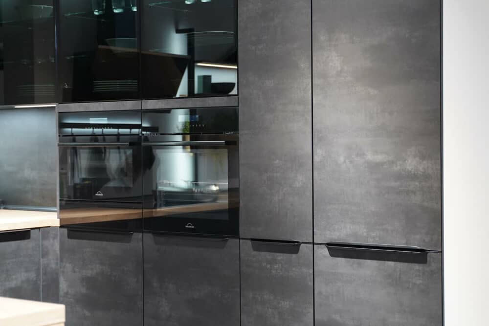 Nobilia U-Küche Wandschrank schwarze Griffleisten