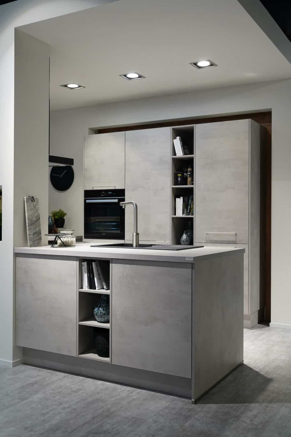Nobilia U-Küche beton mit Granit Spüle