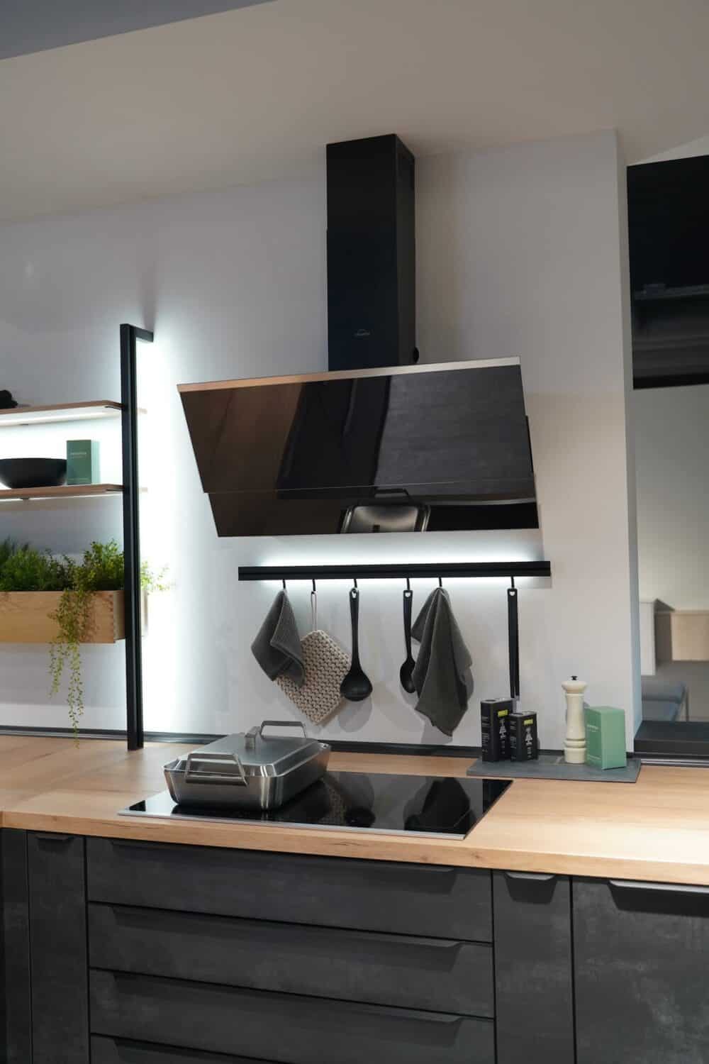 Nobilia U-Küche mit Eiche Nachbildung Arbeitsplatte und Elektrogeräten