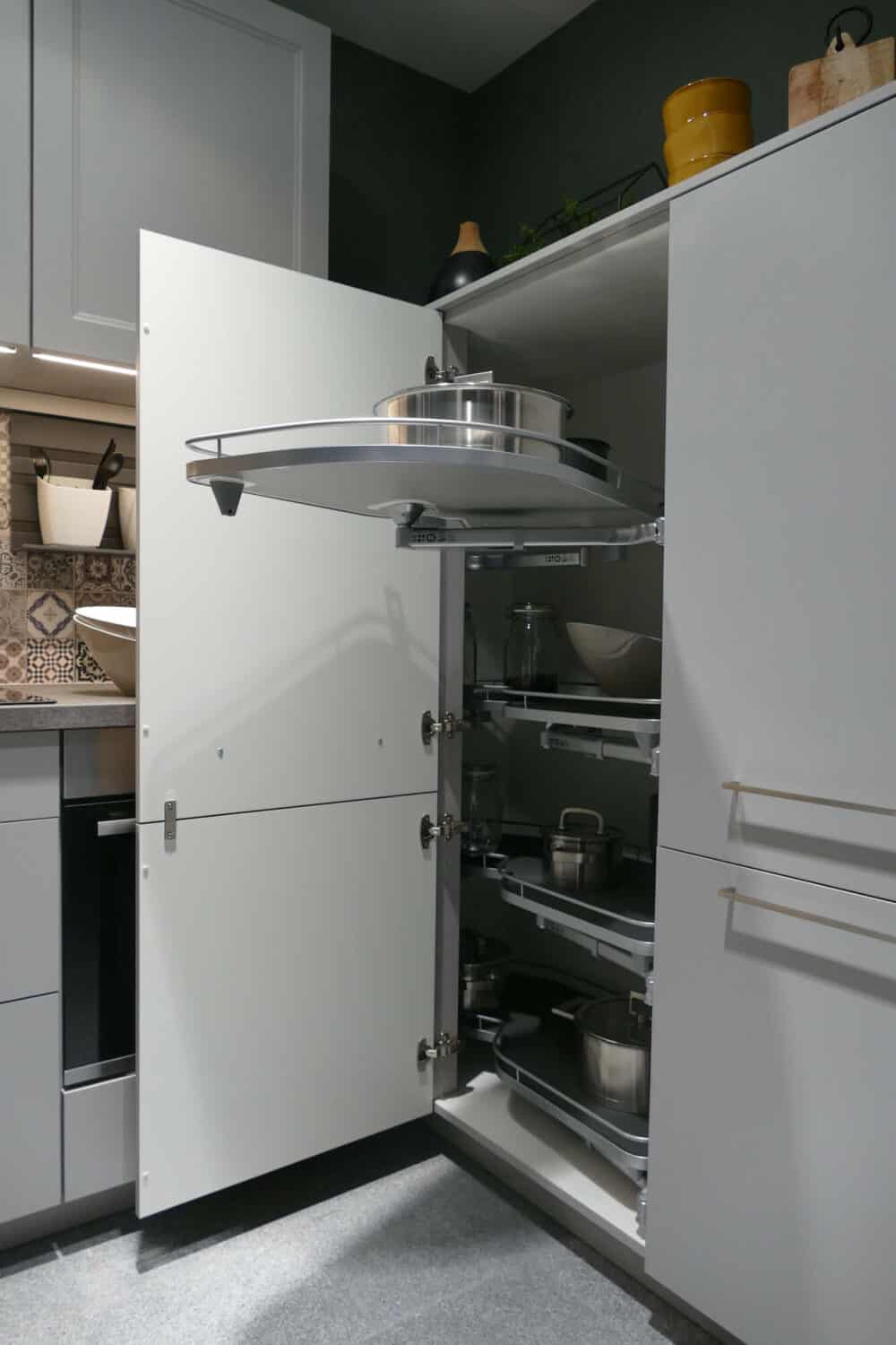 Nobilia U-Küche modern mit Le mans Schranl