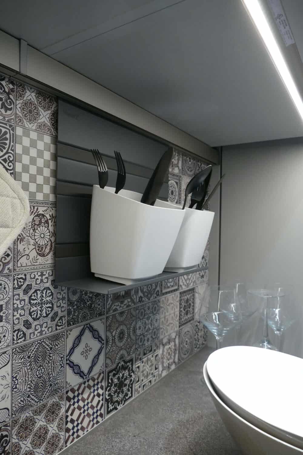 Nobilia U-Küche modern mit Terrazzo Küchenrückwand