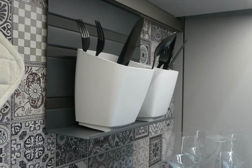 Nobilia U-Küche modern mit Terrazzo Küchenrückwand