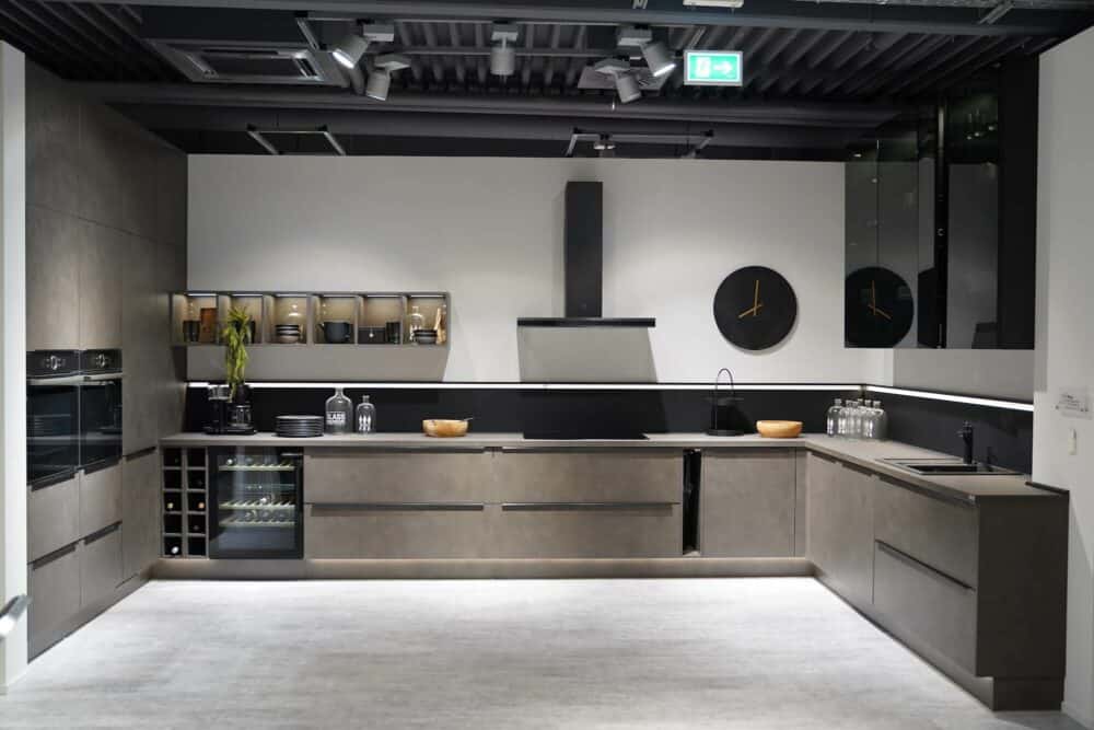 Nobilia moderne L-Küche grau mit Griffleisten