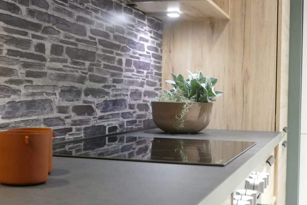Nobilia moderne L-Küche mit schwarzbeton Arbeitsplatte