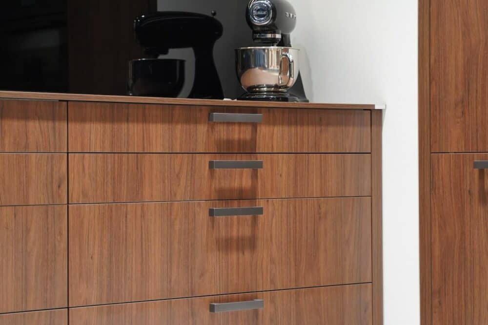 Nussbaum Fronten mit Edelstahl Griffen