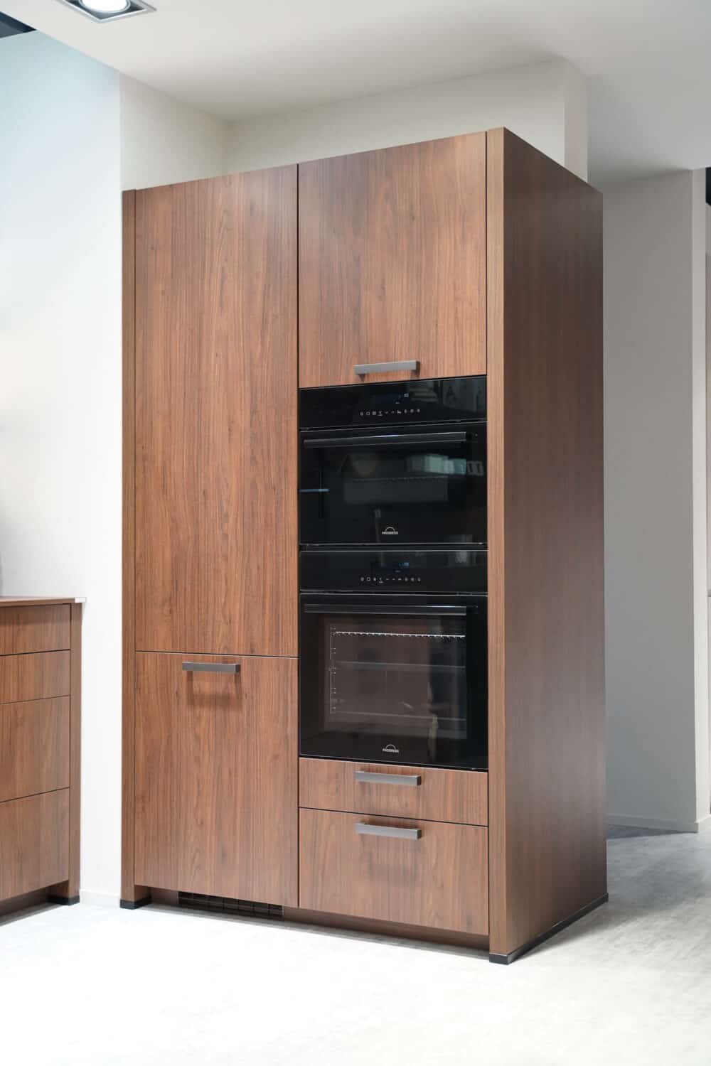 Nussbaum Wandschrank mit Elektrogeräten