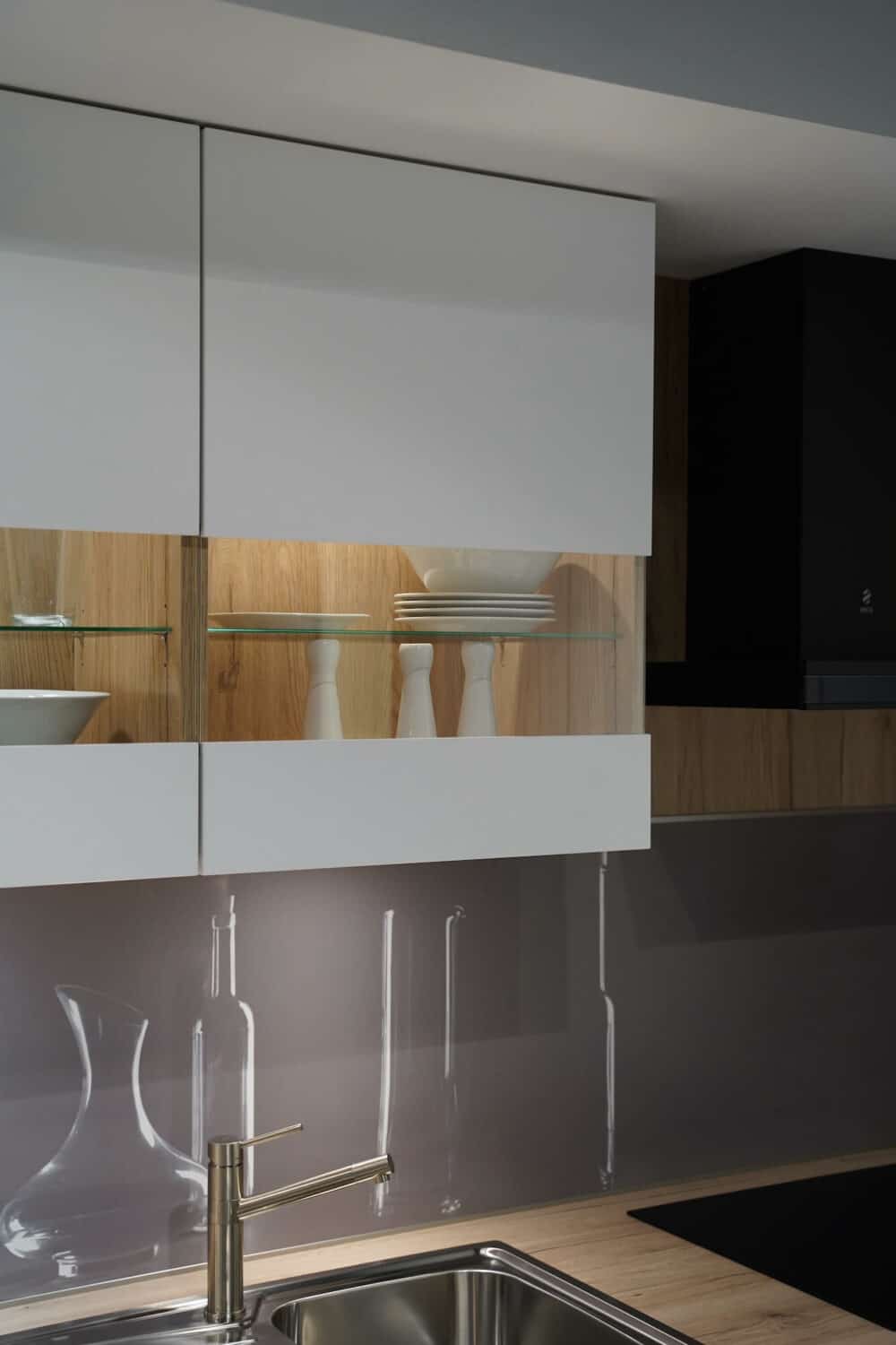 Oberschrank Nobilia U-Form Küche mit Glas Element