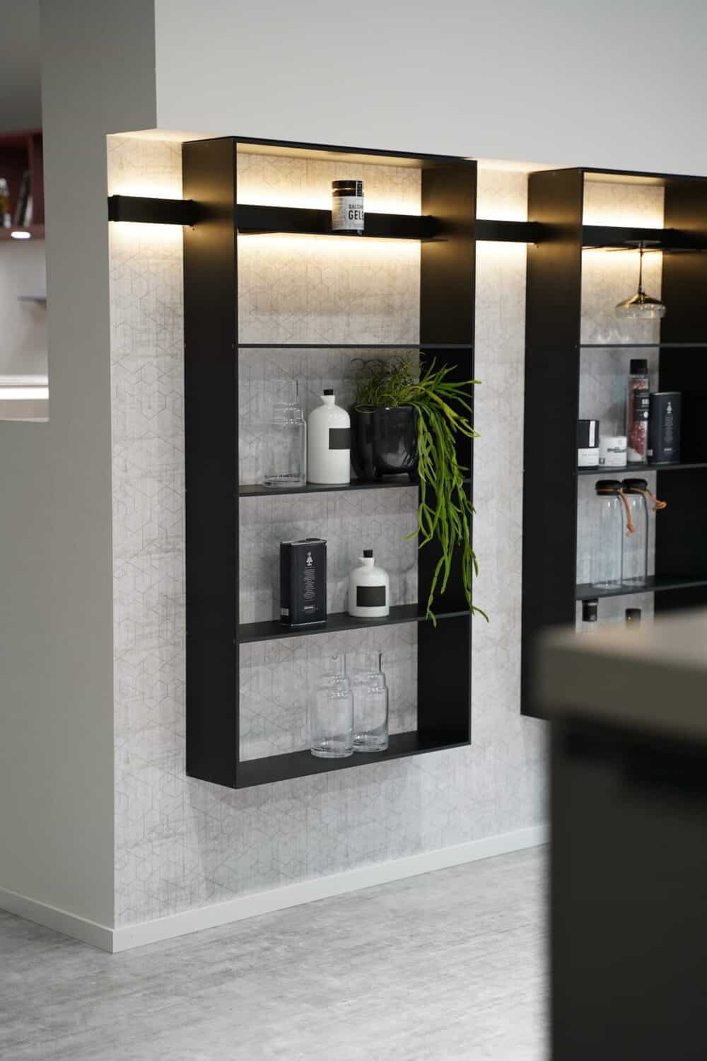 Offene Wandregale schwarz Nobilia Inselküche Glas