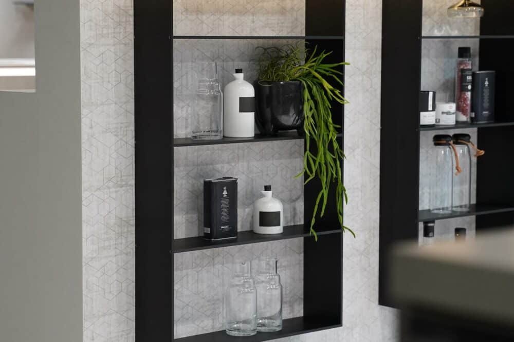 Offene Wandregale schwarz Nobilia Inselküche Glas