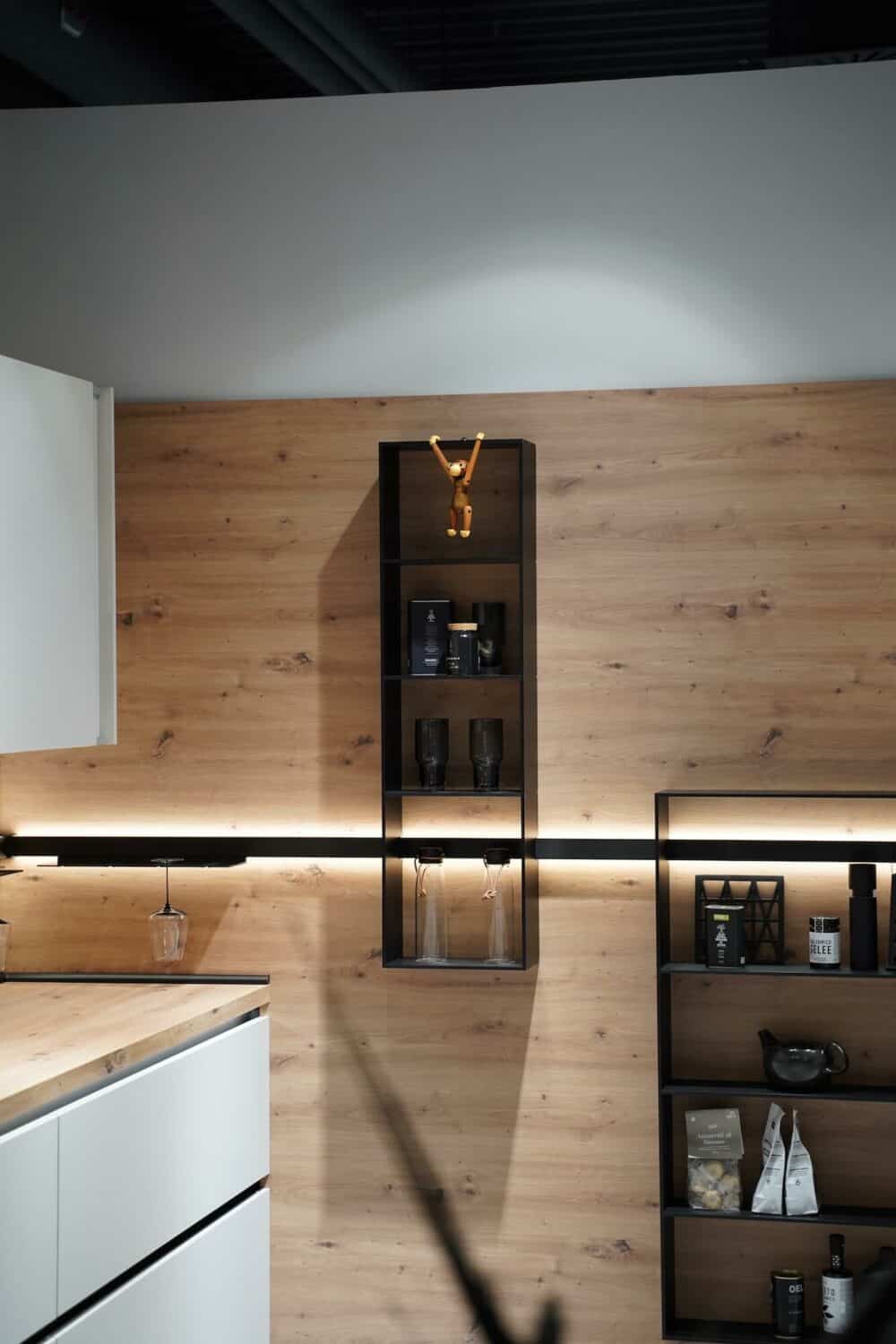 Offenes Wandregal schwarz mit Eiche Rückwand
