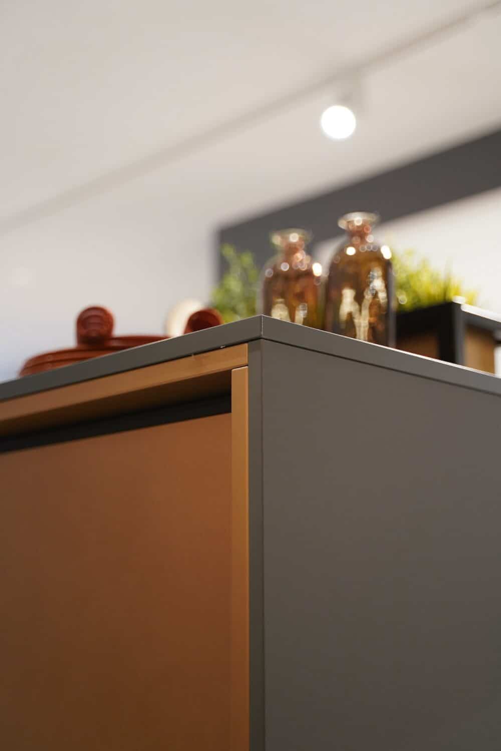 Resopal Arbeitsplatte mit Samt Lack Kupfer metallic Fronten