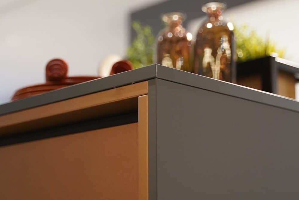 Resopal Arbeitsplatte mit Samt Lack Kupfer metallic Fronten