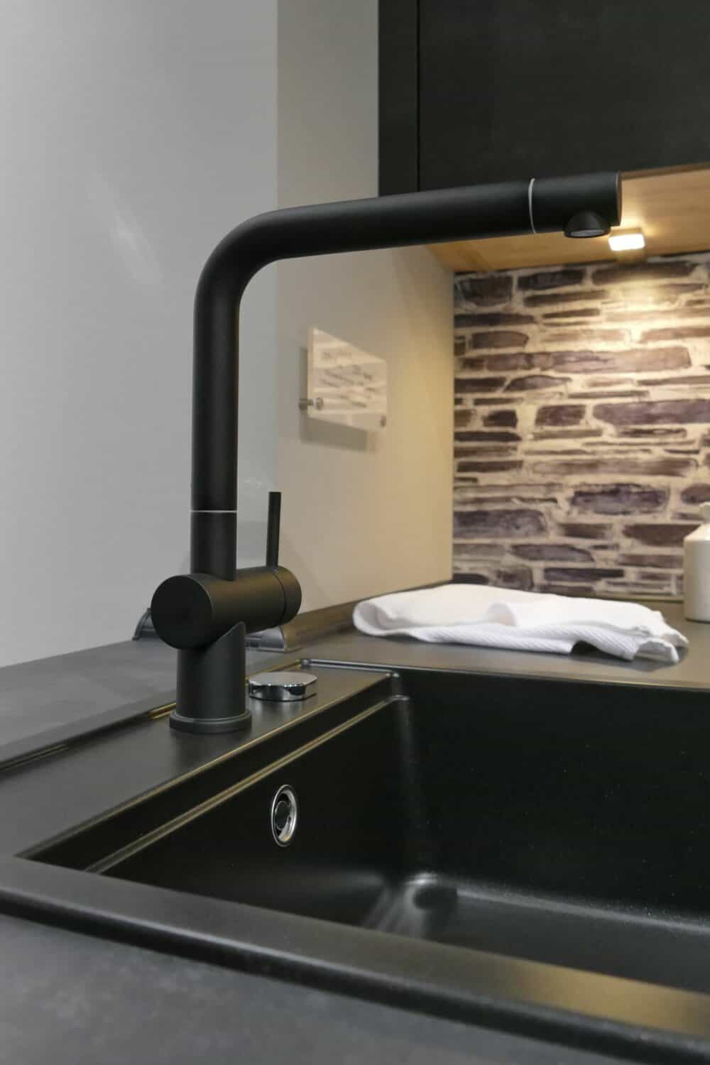 Schwarze Keramik Armatur mit Spülbecken Nobilia L-Küche