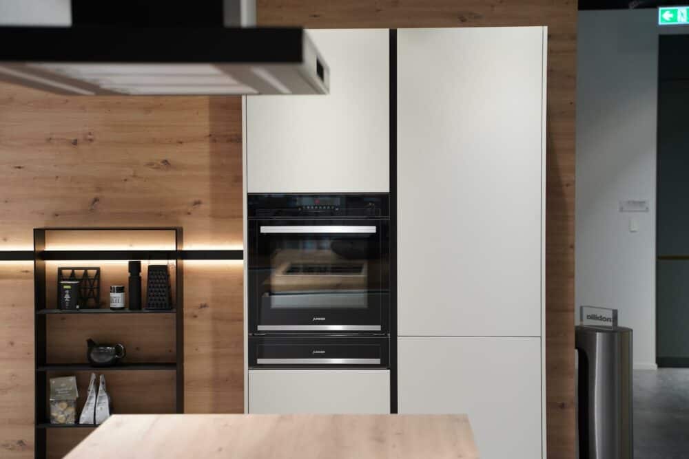Wandschrank Nobilia grifflos mit Holz Rückwand