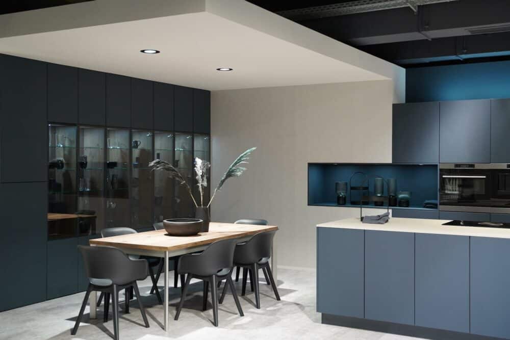 Wandschrank Schwarzglas grifflos mit Esstisch und Inselküche