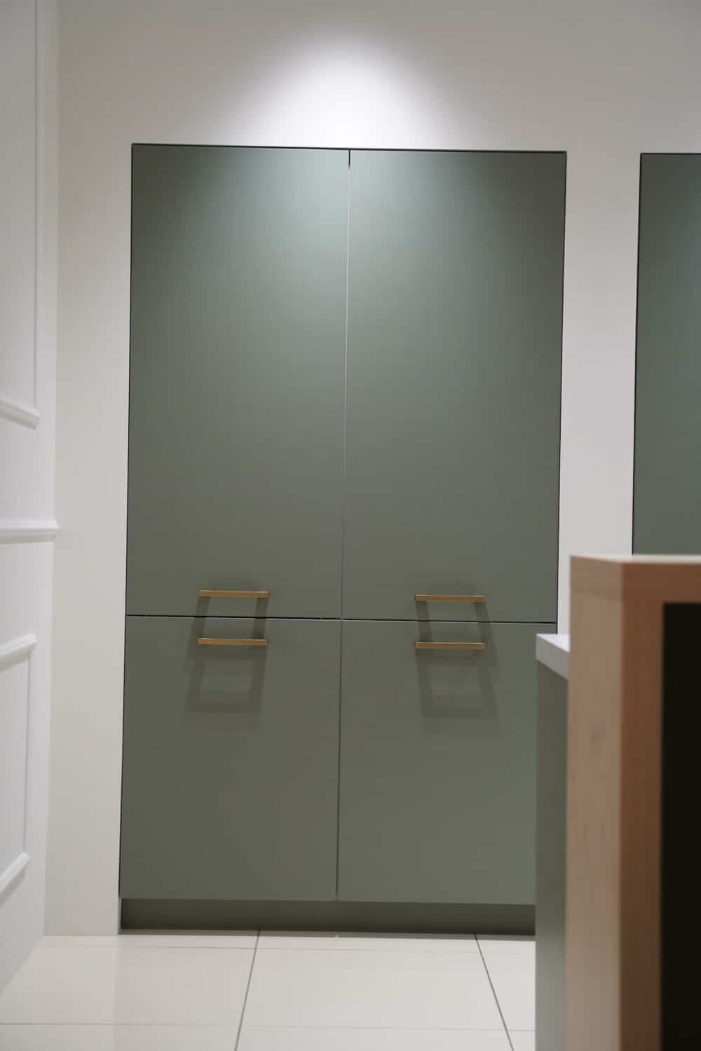 Wandschrank grün matt Lack mit Gold Griffen