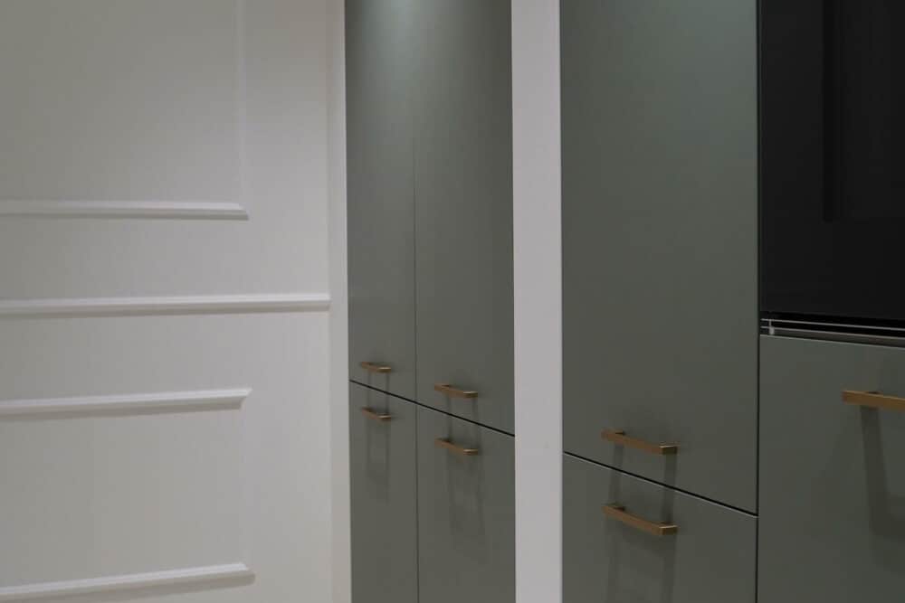 Wandschrank grün mit Gold Griffen