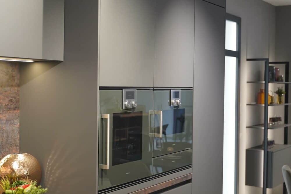 Wandschrank mit Elektrogeräten Ballerina Design Inselküche