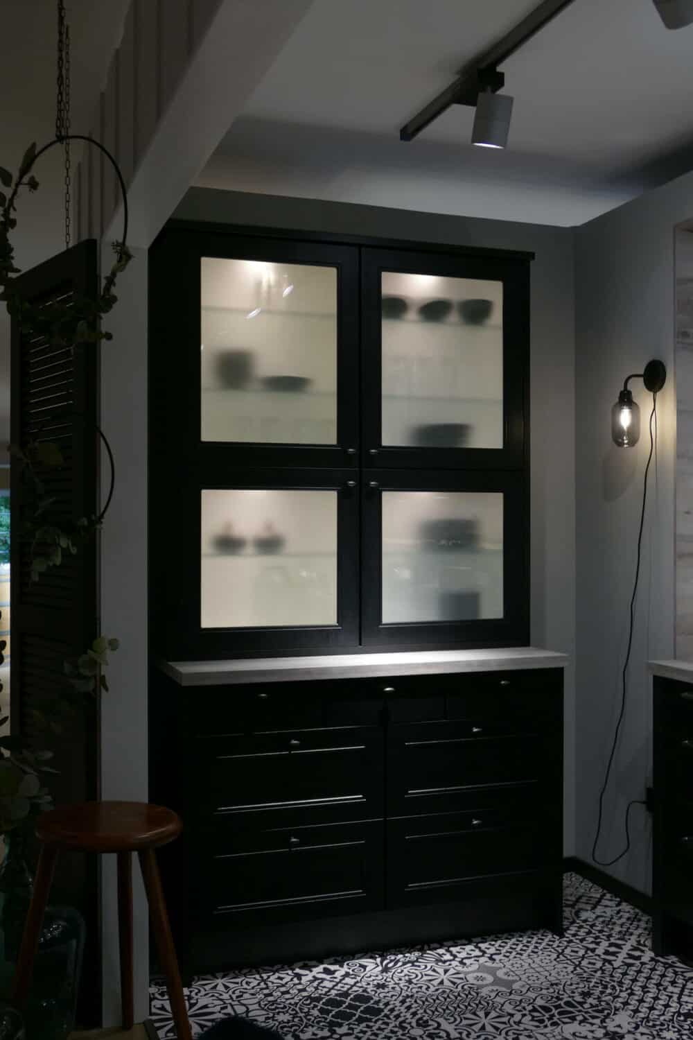 Wandschrank schwarz Landhausstil