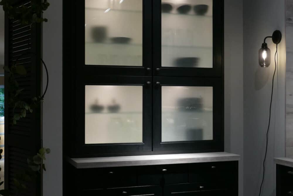 Wandschrank schwarz Landhausstil