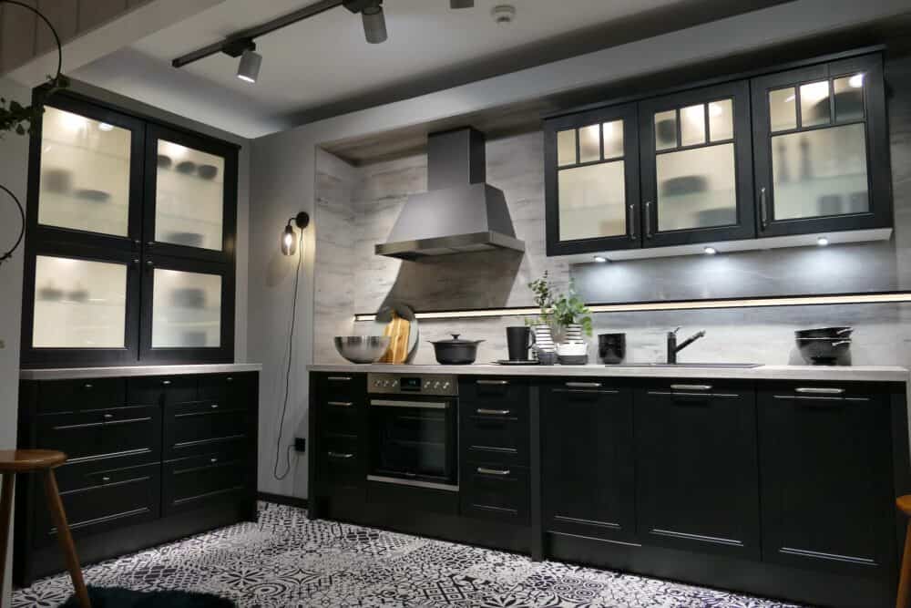 Wandschrank und Küchenzeile Landhausstil