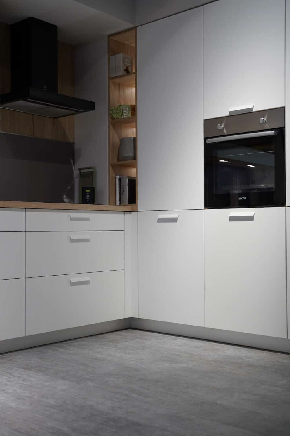Weiße Nobilia U-Form Küche mit Elektrogeräten